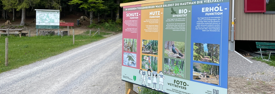 Informationstafel zu den Waldfunktionen mit Fotowettbewerb